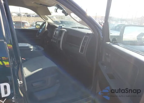 2021 Ram 1500 Classic Express 4X4 6'4 Box из США, поврежденный, VIN 1C6RR7FG8MS593361